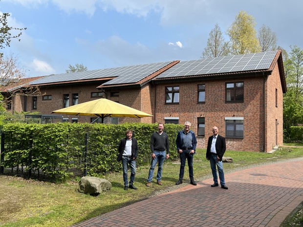 Vor den Solardächern der LWL-Klinik Herten, steht das Umweltteam Herten. (Bildnachweis: LWL) Vor den Solardächern der LWL-Klinik Herten, steht das Umweltteam Herten. (Bildnachweis: LWL)