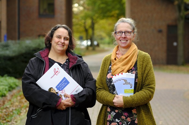 Die Klinik-Mitarbeiterinnen Claudia Beyenbach und Petra Akeme stellen das Rauchfrei-Programm des BZgA vor. (Bildquelle: LWL/Wäsche) Die Klinik-Mitarbeiterinnen Claudia Beyenbach und Petra Akeme stellen das Rauchfrei-Programm des BZgA vor. (Bildquelle: LWL/Wäsche)